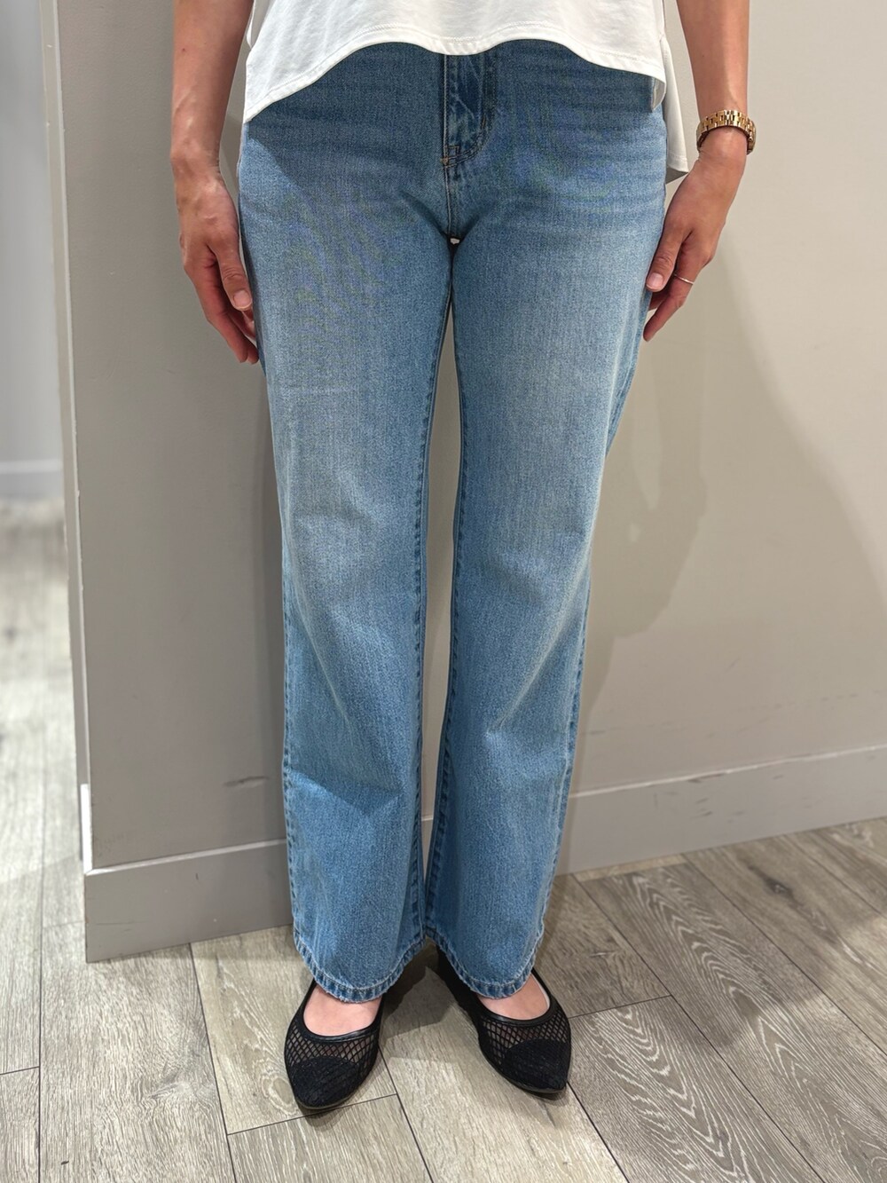 ブルー系のデニムパンツ、グレー系のシャツ/ブラウス、ホワイト系のTシャツ/カットソーを着用したレディースの夏コーディネートの7枚目の写真