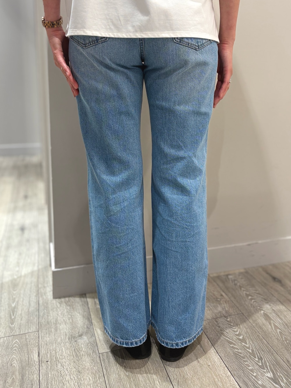 ブルー系のデニムパンツ、グレー系のシャツ/ブラウス、ホワイト系のTシャツ/カットソーを着用したレディースの夏コーディネートの9枚目の写真