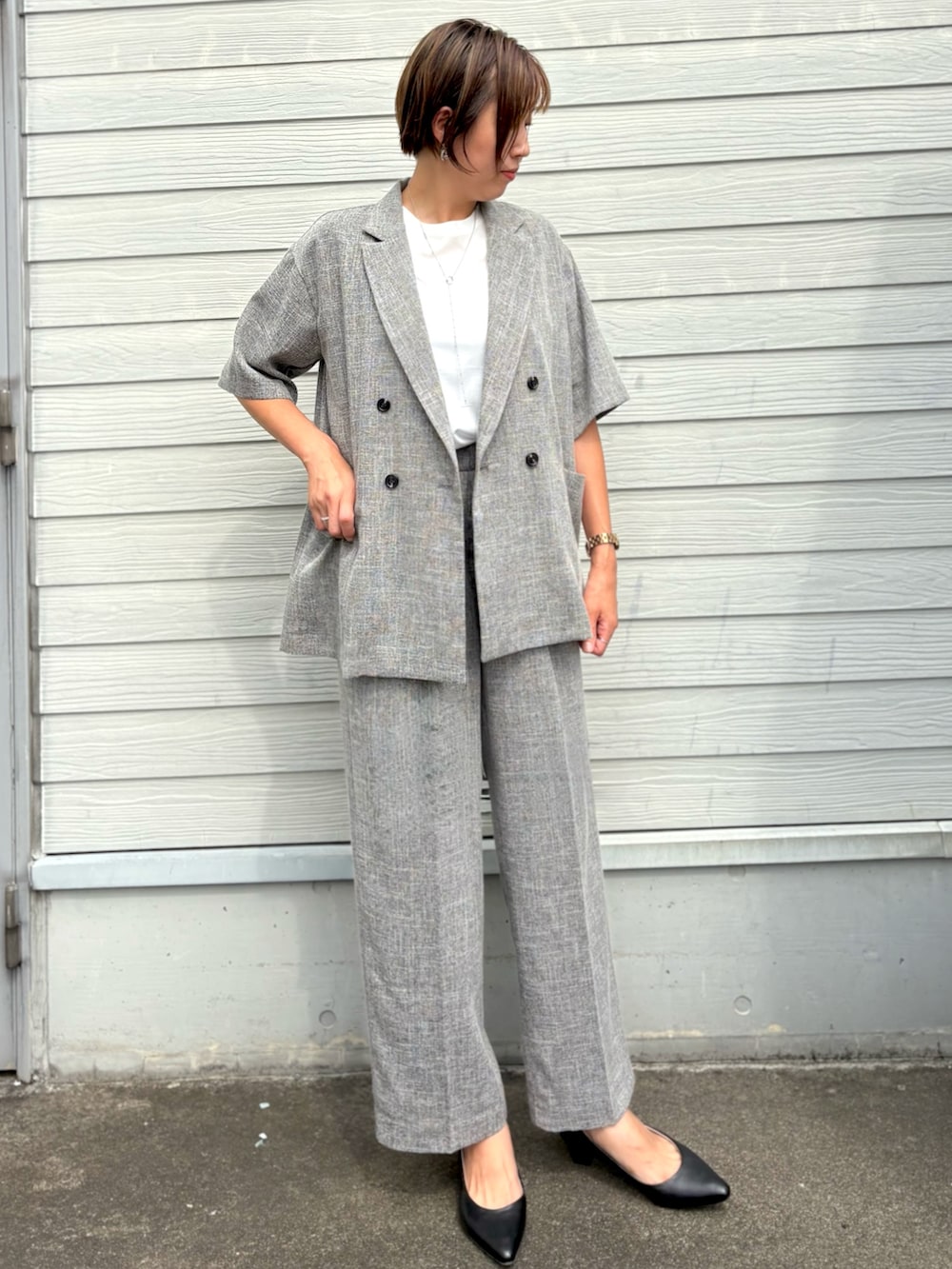 ホワイト系のTシャツ/カットソー、ブラック系のその他パンツ、ブラック系のテーラードジャケットを着用したレディースの夏コーディネートの3枚目の写真