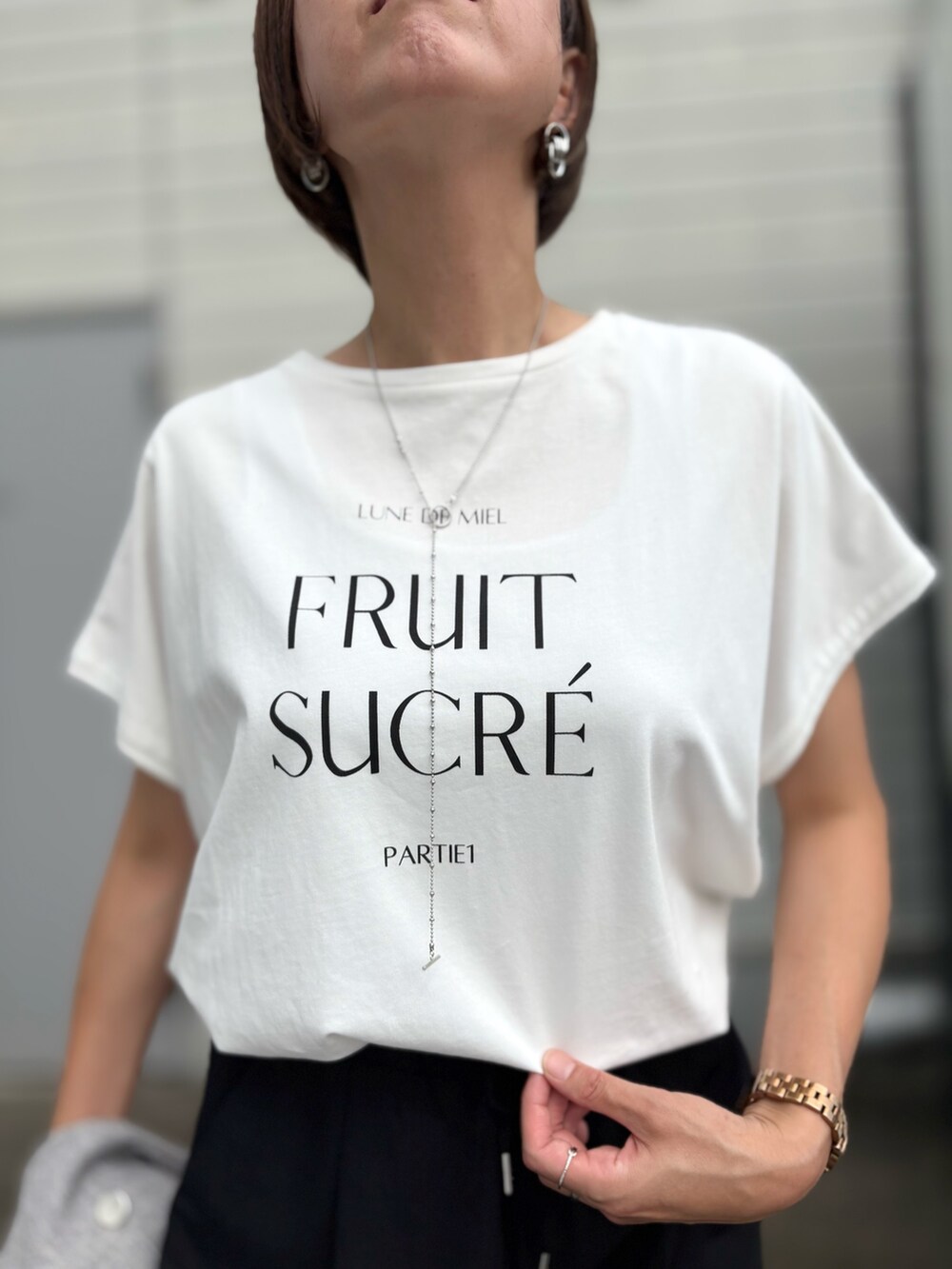 ベージュ系のノーカラージャケット、ブラック系のその他パンツ、シルバー系のネックレスを着用したレディースの夏コーディネートの6枚目の写真