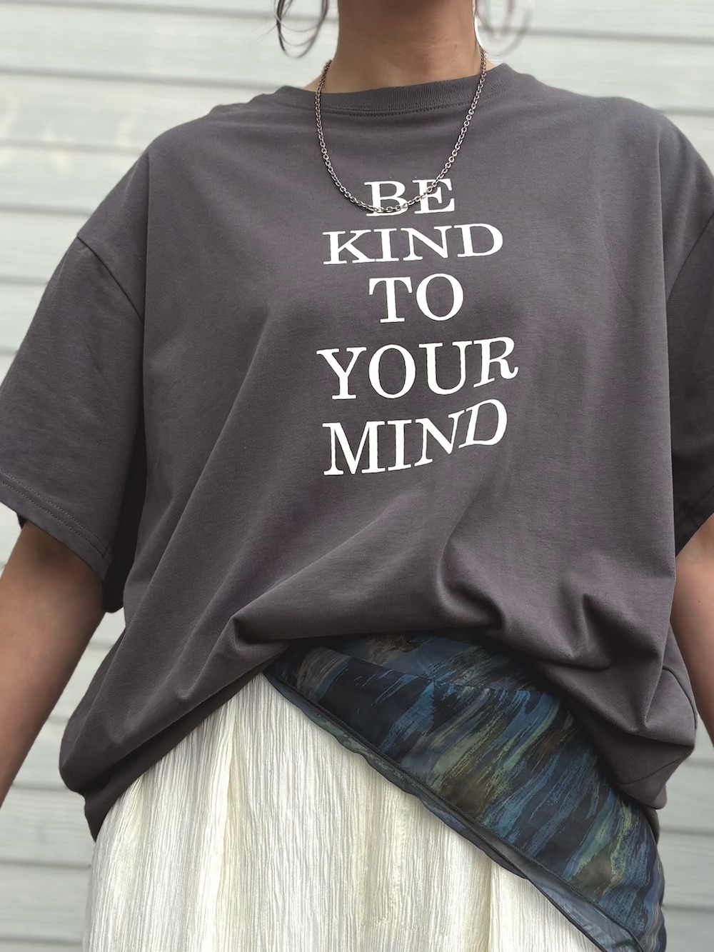 グレー系のTシャツ/カットソー、ホワイト系のその他パンツ、ブラック系のトートバッグを着用したレディースの夏コーディネートの5枚目の写真