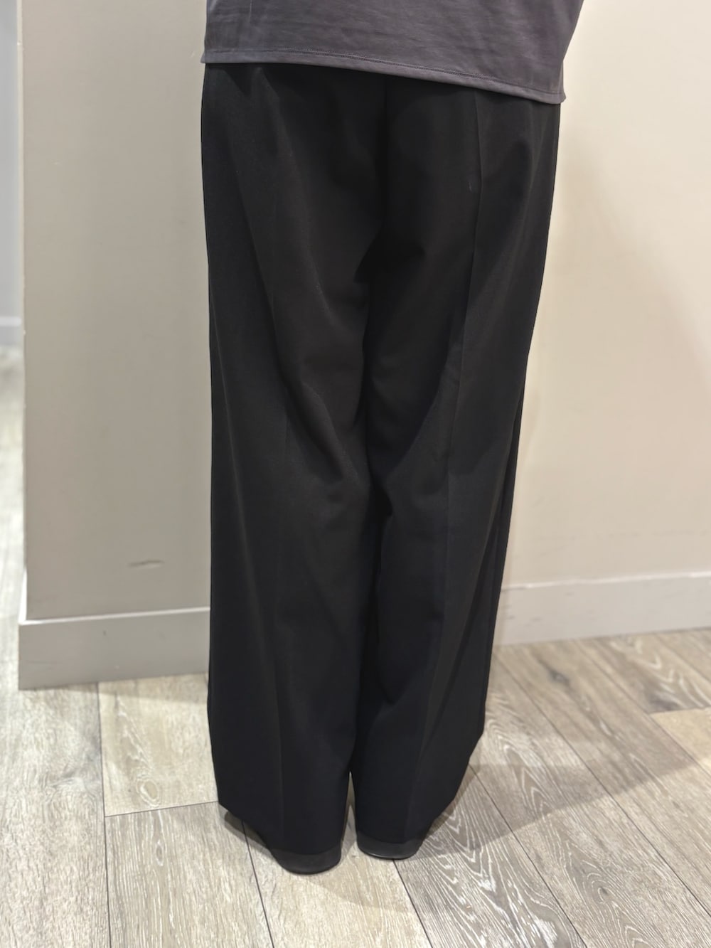 ブラック系のその他パンツ、ブラック系のテーラードジャケット、ベージュ系のキャミソールを着用したレディースの夏コーディネートの6枚目の写真