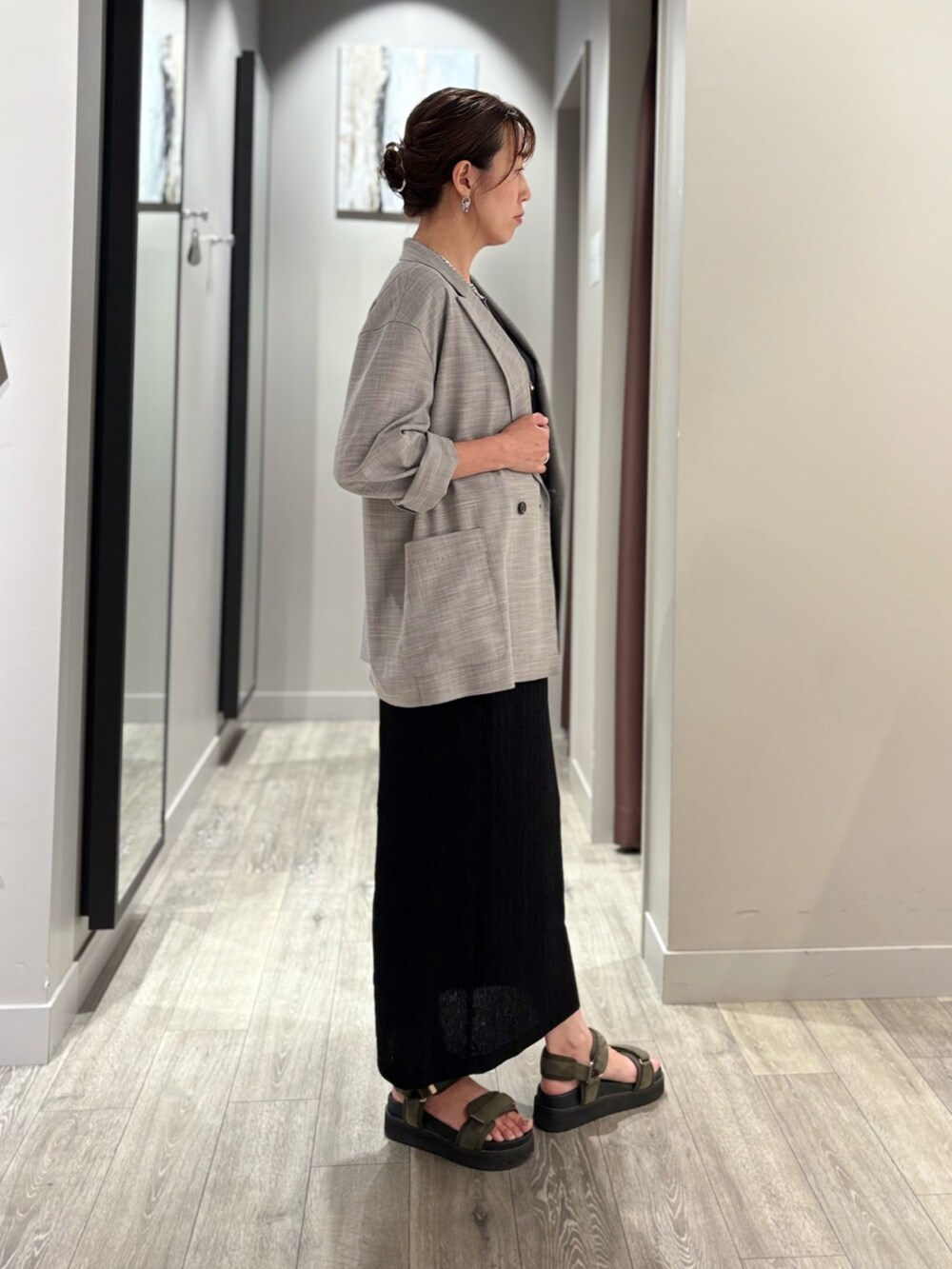 ブラック系のシャツ/ブラウス、ブラック系のスカート、グレー系のテーラードジャケットを着用したレディースの夏コーディネートの6枚目の写真