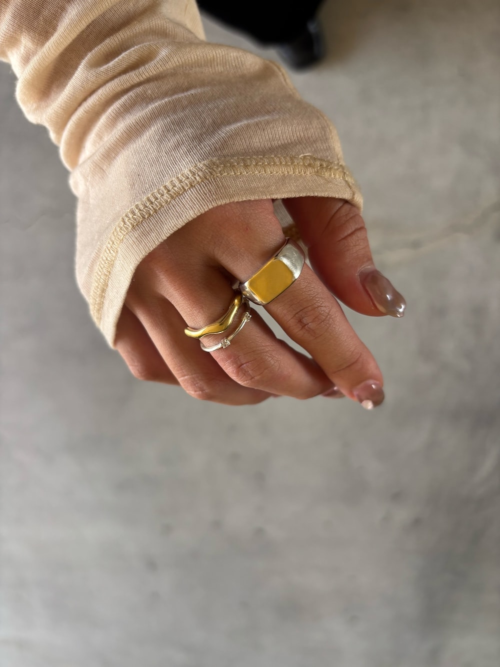 シルバー系のリング、シルバー系のリング、シルバー系のリングを着用したレディースの秋コーディネートの4枚目の写真