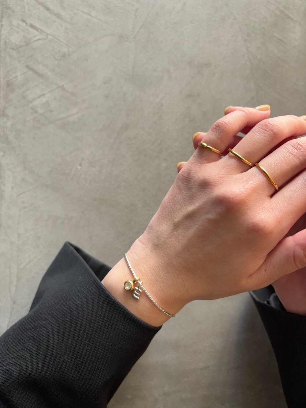 シルバー系のリング、ゴールド系のリング、シルバー系のリングを着用したレディースの冬コーディネートの2枚目の写真