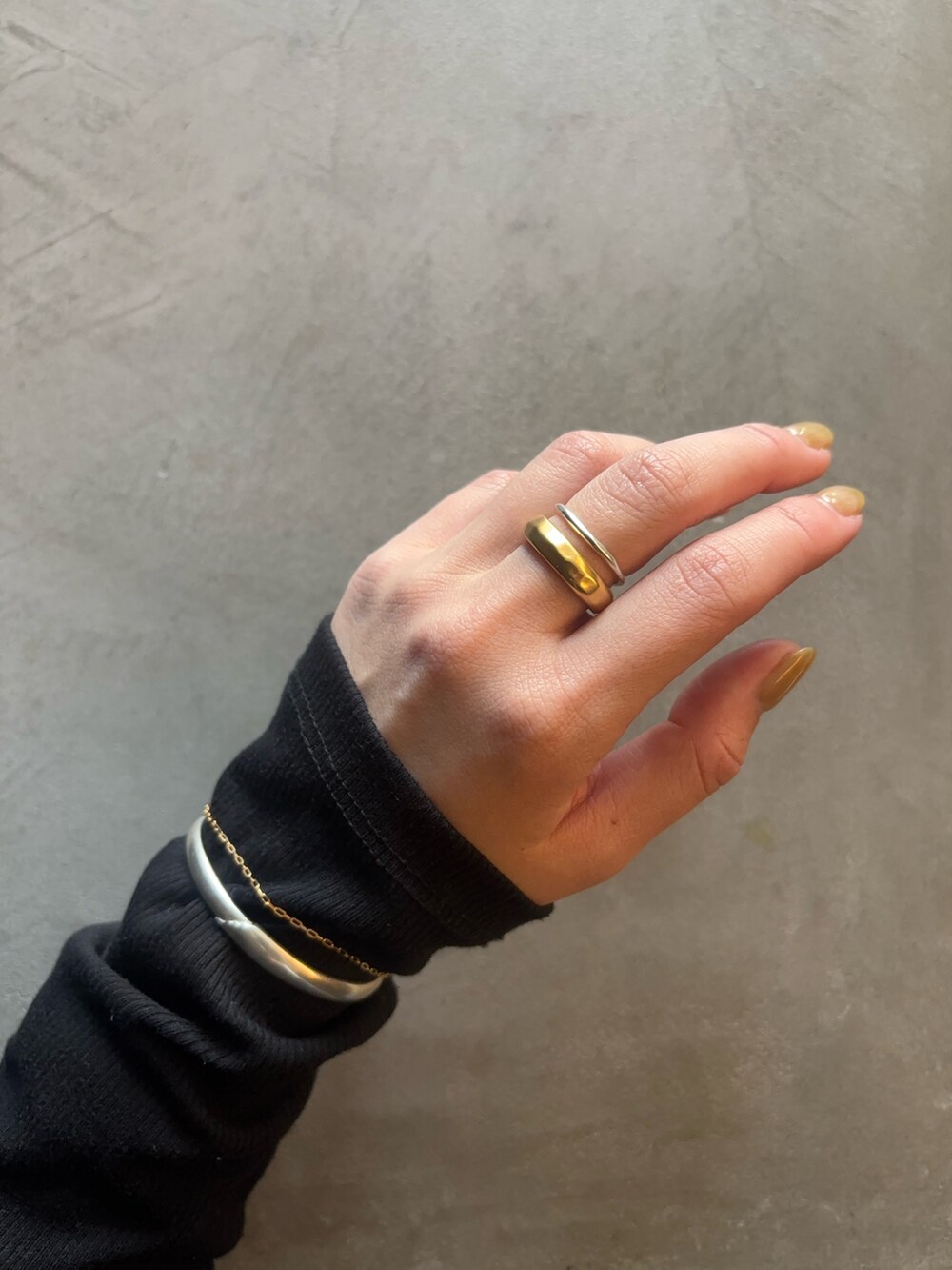 ゴールド系のリング、シルバー系のリング、ゴールド系のリングを着用したレディースの冬コーディネートの2枚目の写真