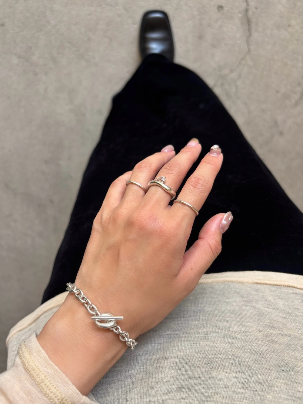 シルバー系のリング、シルバー系のリング、シルバー系のリングを着用したレディースの秋コーディネートの2枚目の写真