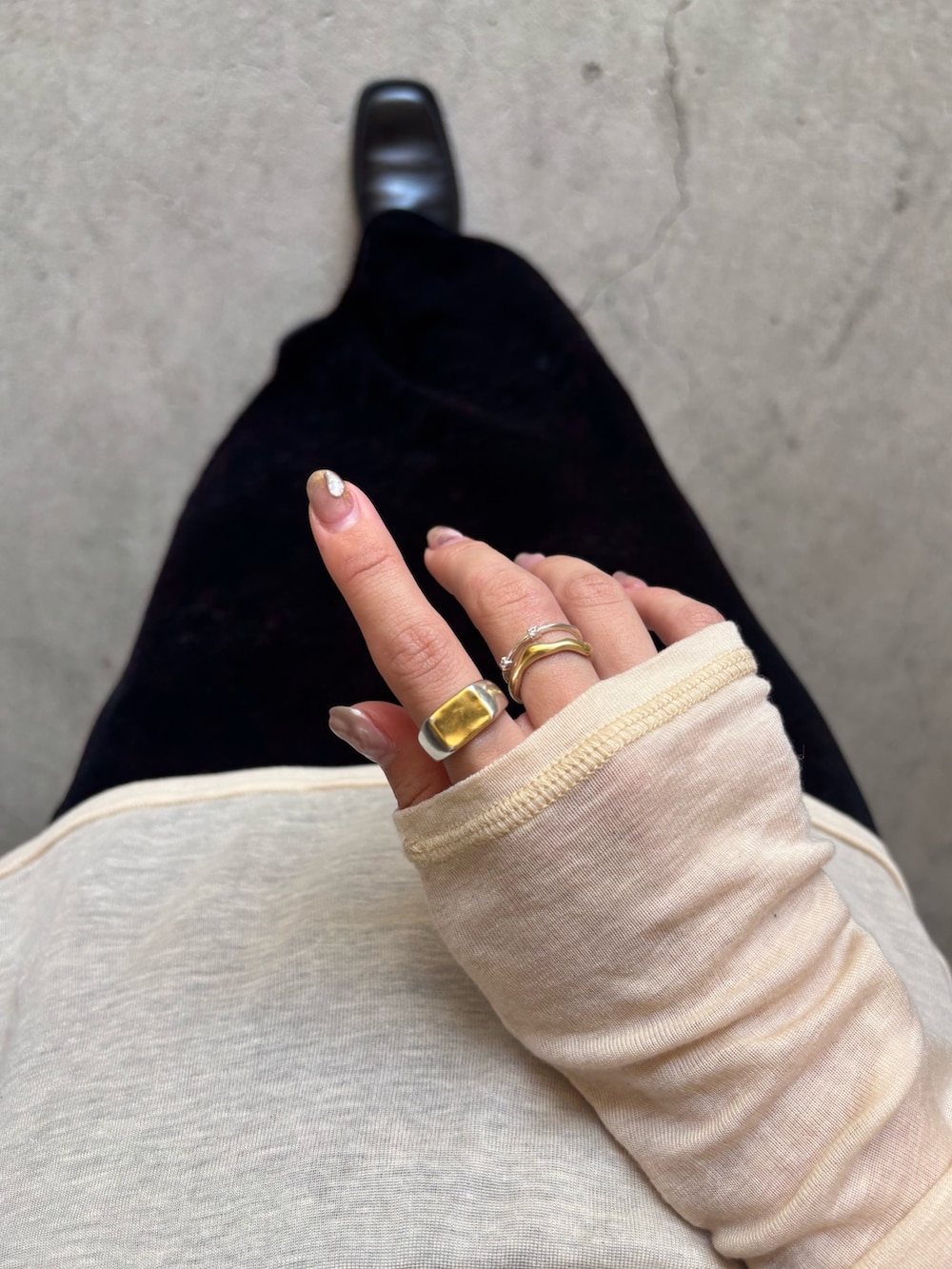 シルバー系のリング、シルバー系のリング、シルバー系のリングを着用したレディースの秋コーディネートの3枚目の写真