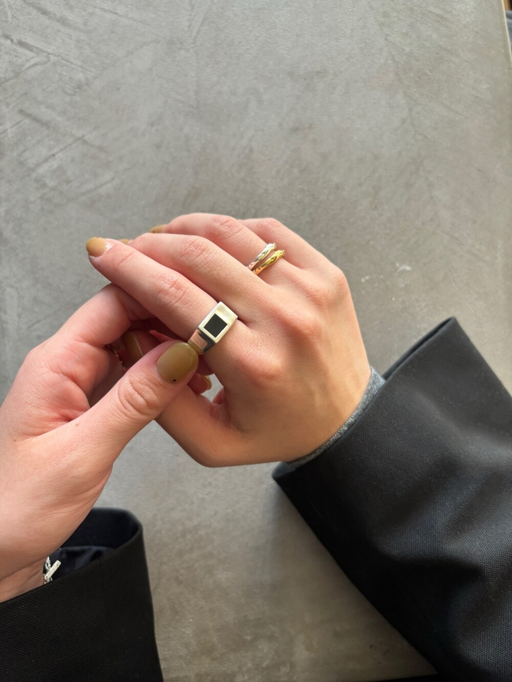 シルバー系のリング、ゴールド系のリング、シルバー系のリングを着用したレディースの冬コーディネートの3枚目の写真