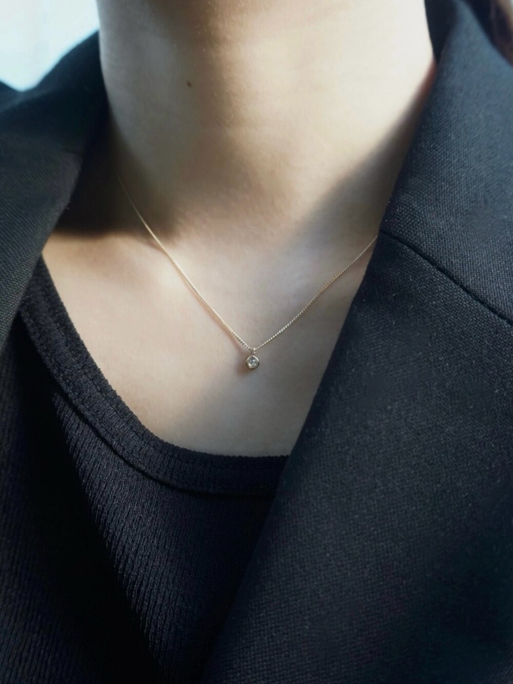 ゴールド系のネックレス、ゴールド系のネックレスを着用したレディースの秋コーディネートの2枚目の写真