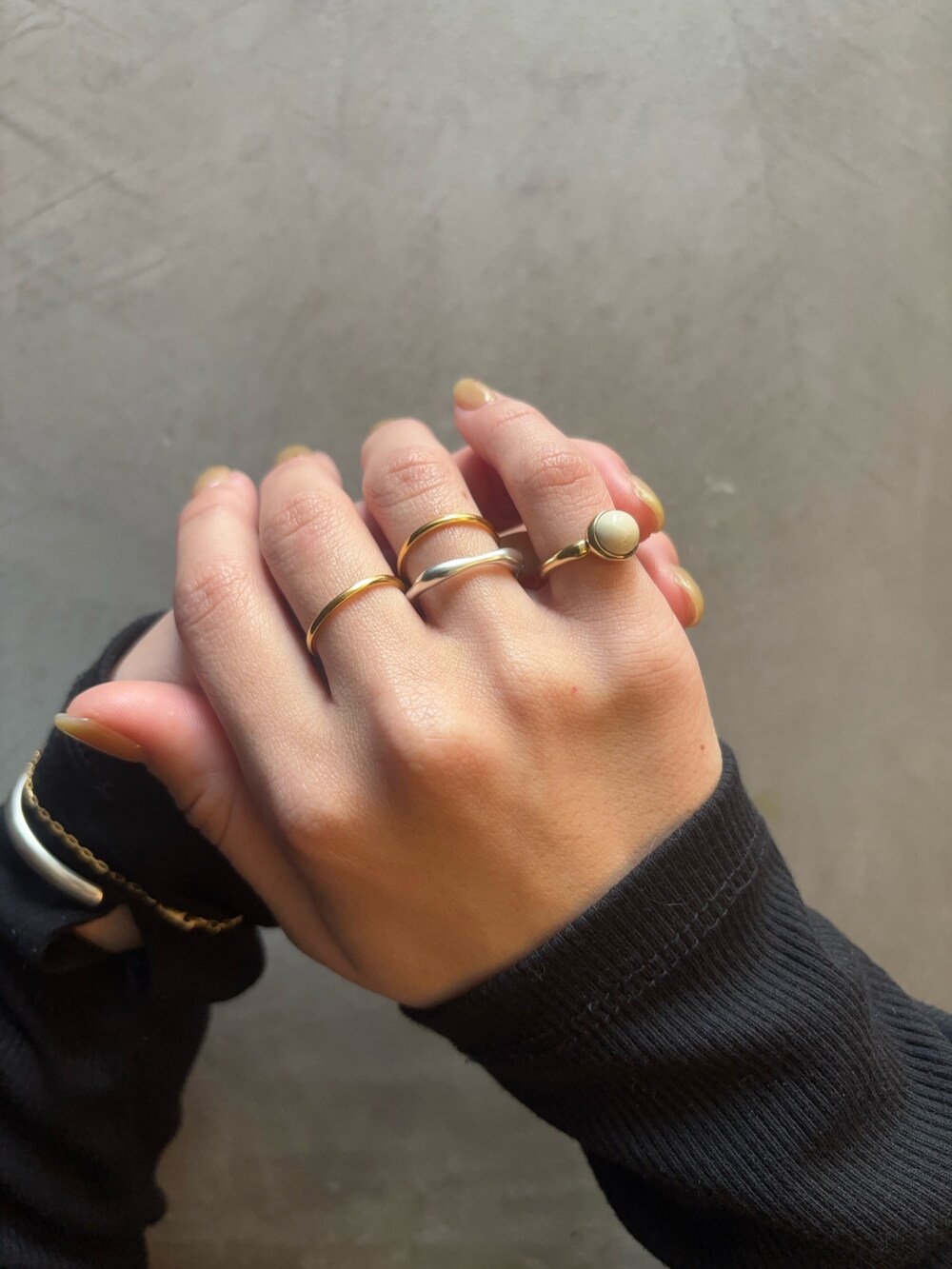 ゴールド系のリング、シルバー系のリング、ゴールド系のリングを着用したレディースの冬コーディネートの3枚目の写真