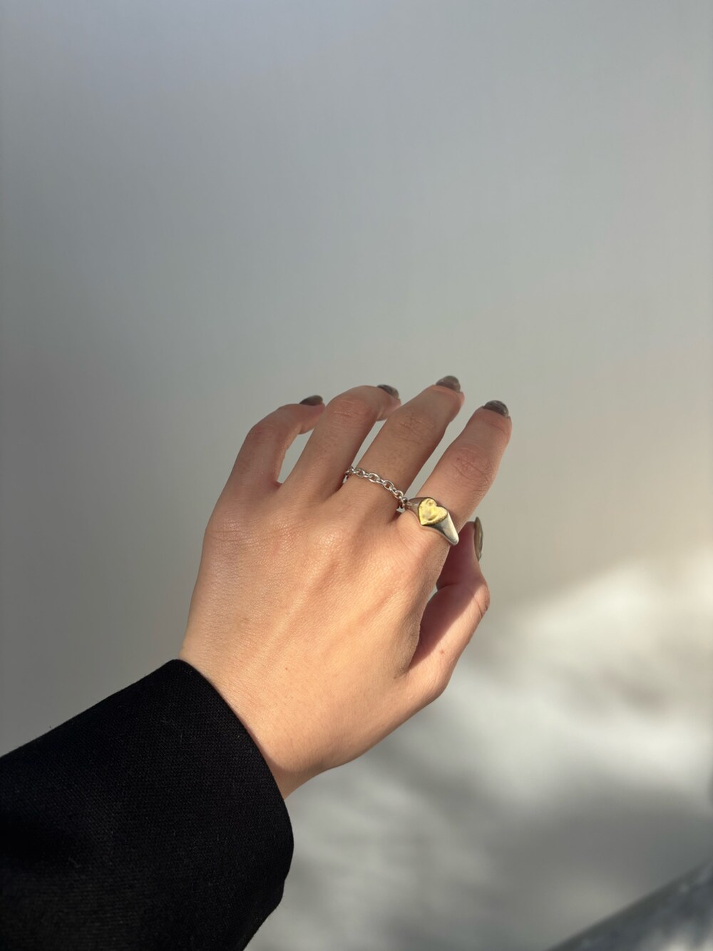 シルバー系のリング、シルバー系のリング、シルバー系のリングを着用したレディースの冬コーディネートの3枚目の写真