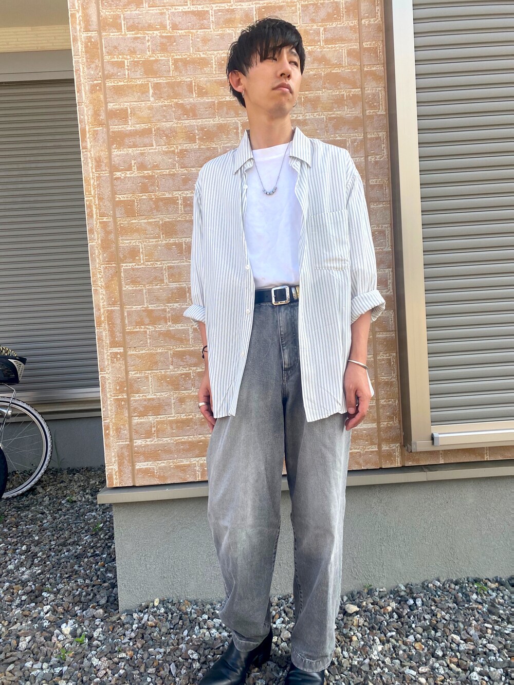 ホワイト系のTシャツ/カットソー、ホワイト系のシャツ/ブラウス、グレー系のデニムパンツを着用したメンズの夏コーディネートの2枚目の写真