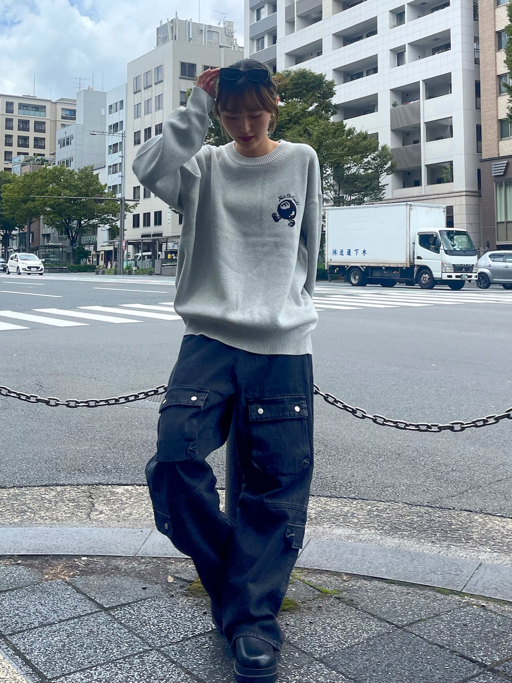 グレー系のニット/セーター、ブラック系のその他パンツを着用したレディースの秋コーディネートの3枚目の写真