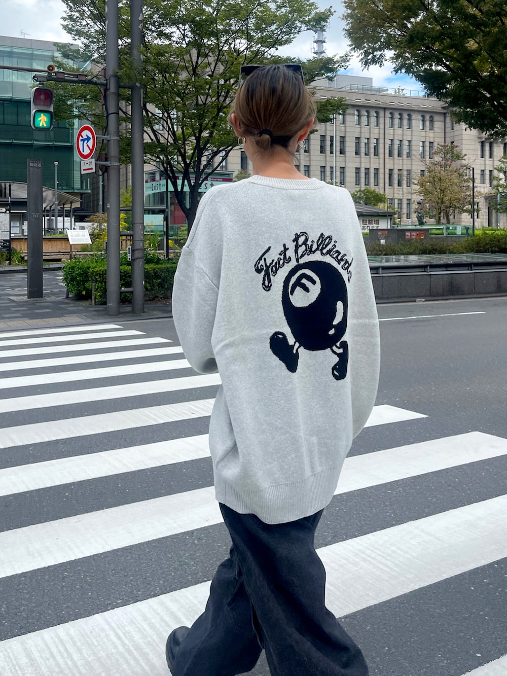 グレー系のニット/セーター、ブラック系のその他パンツを着用したレディースの秋コーディネートの2枚目の写真