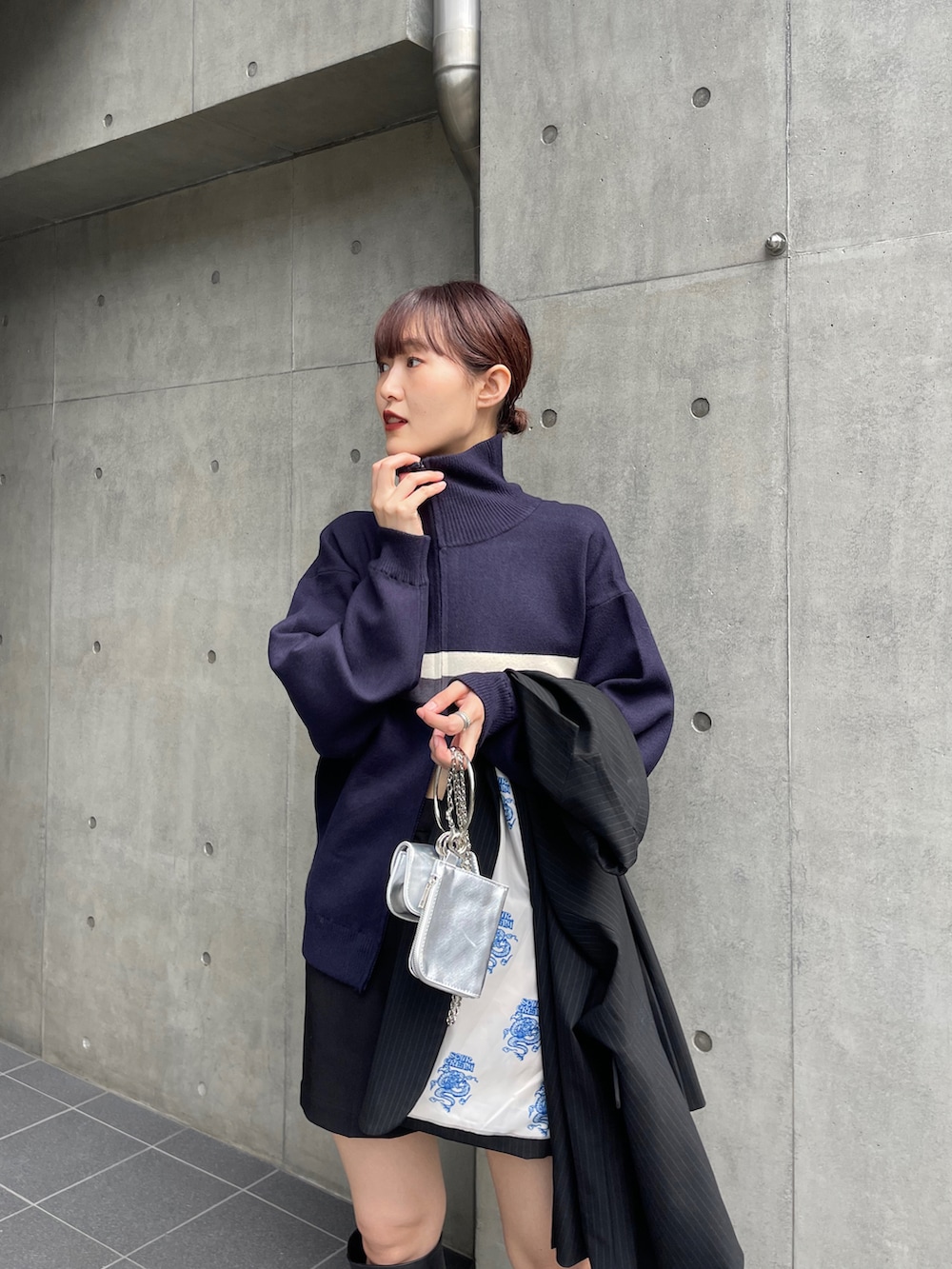 ブラック系のテーラードジャケット、ブラック系のその他パンツ、ブルー系のニット/セーターを着用したレディースの秋コーディネートの2枚目の写真