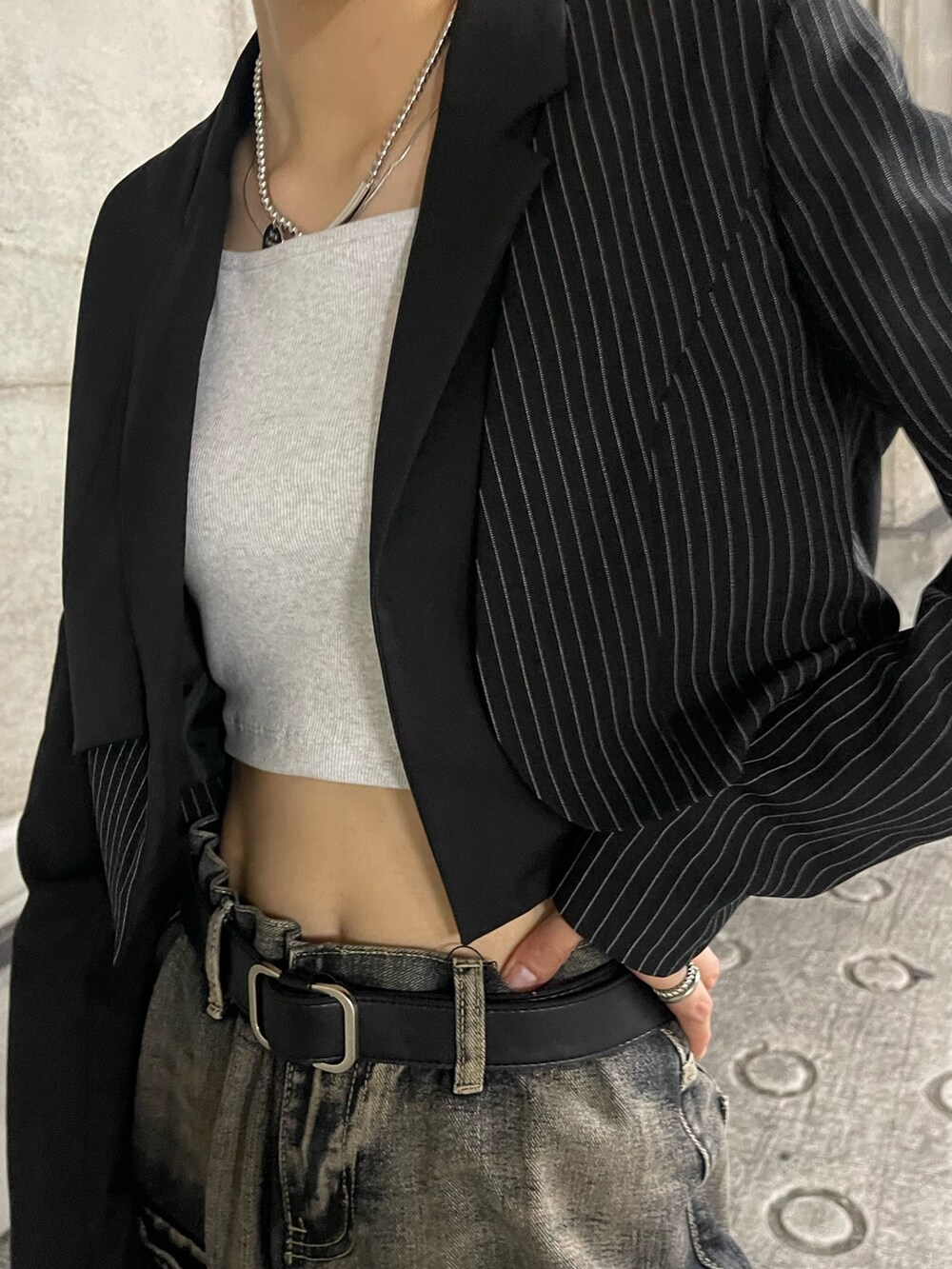 ブルー系のデニムパンツ、グレー系のキャミソール、ブラック系のシューズを着用したレディースの夏コーディネートの2枚目の写真