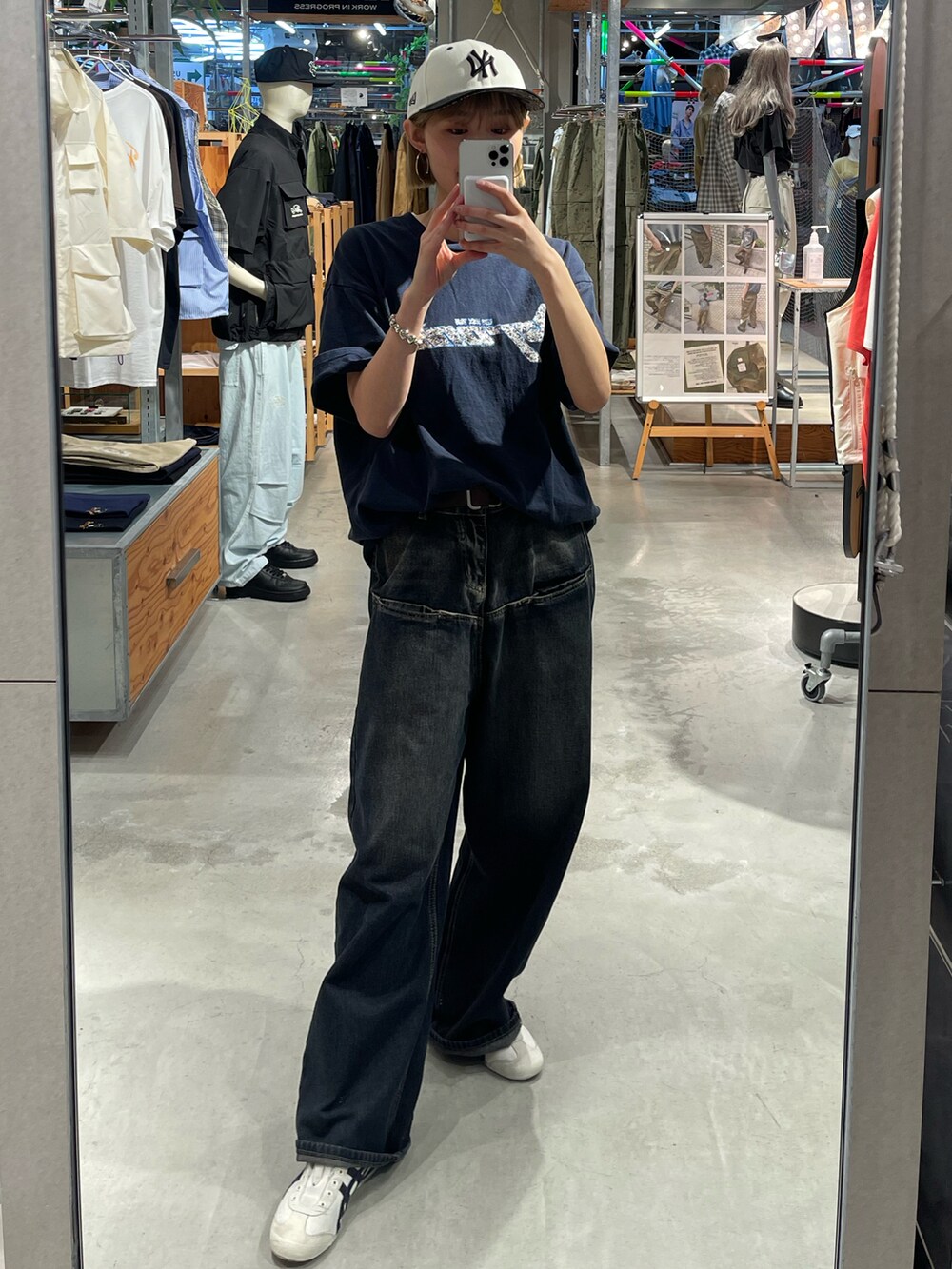 ブルー系のTシャツ/カットソー、ブルー系のデニムパンツを着用したレディースの夏コーディネートの2枚目の写真