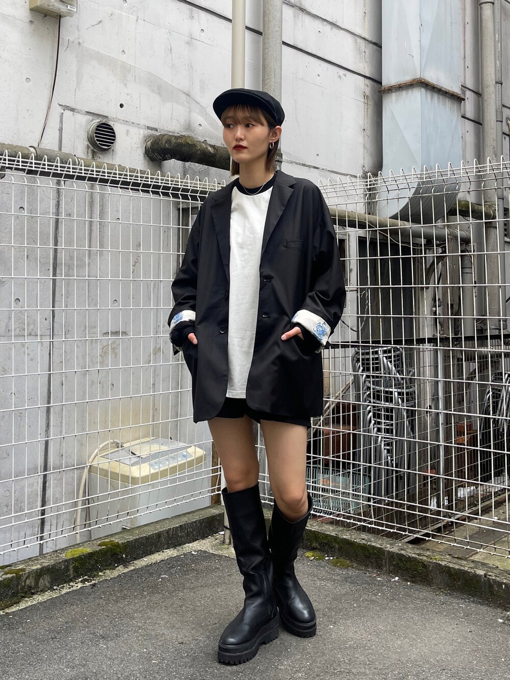 ブラック系のテーラードジャケット、ブラック系のTシャツ/カットソー、ブラック系のその他パンツを着用したレディースの秋コーディネートの2枚目の写真