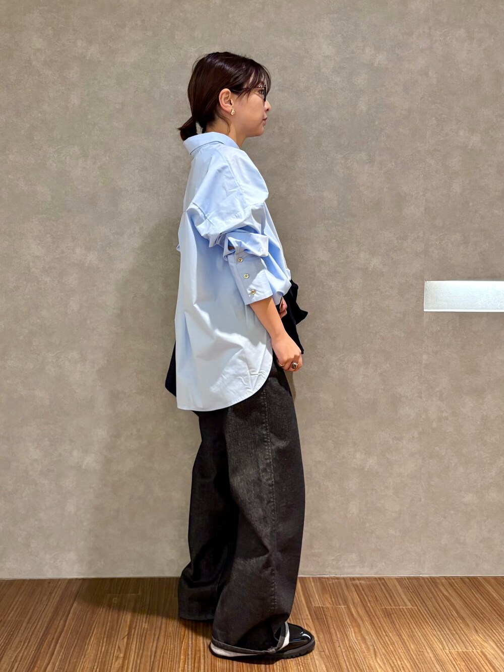 ブルー系のテーラードジャケット、ブルー系のシャツ/ブラウス、ブラック系のその他パンツを着用したレディースの秋コーディネートの3枚目の写真