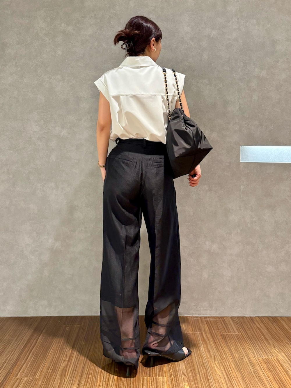 ホワイト系のシャツ/ブラウス、グレー系のカーディガン/ボレロ、ブラック系のその他パンツを着用したレディースの春コーディネートの4枚目の写真