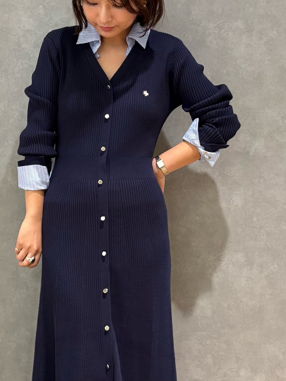 ブルー系のワンピースを着用したレディースの秋コーディネートの4枚目の写真