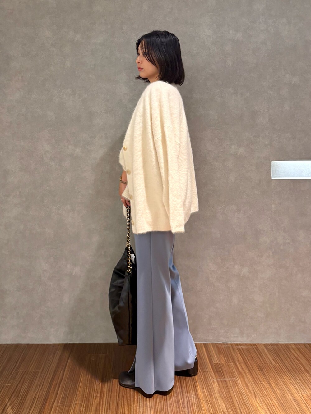 ホワイト系のニット/セーター、ホワイト系のカーディガン/ボレロ、ブルー系のその他パンツを着用したレディースの秋コーディネートの2枚目の写真