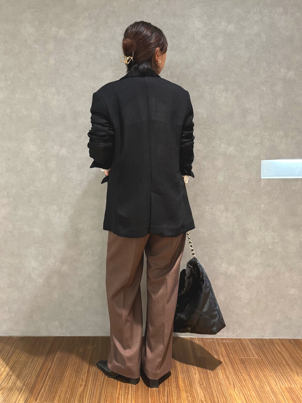 ブラウン系のその他パンツ、ホワイト系のシャツ/ブラウス、ブラック系のテーラードジャケットを着用したレディースの秋コーディネートの4枚目の写真