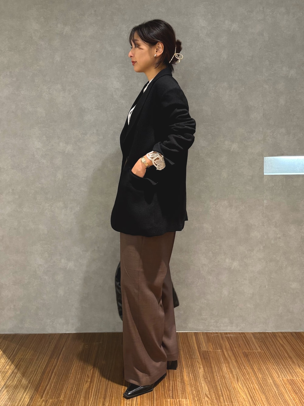 ブラウン系のその他パンツ、ホワイト系のシャツ/ブラウス、ブラック系のテーラードジャケットを着用したレディースの秋コーディネートの3枚目の写真
