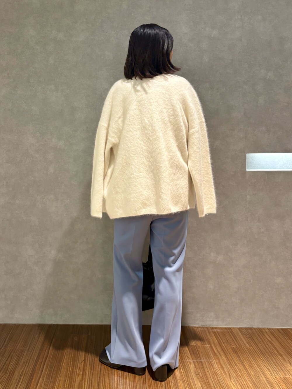 ホワイト系のニット/セーター、ホワイト系のカーディガン/ボレロ、ブルー系のその他パンツを着用したレディースの秋コーディネートの3枚目の写真