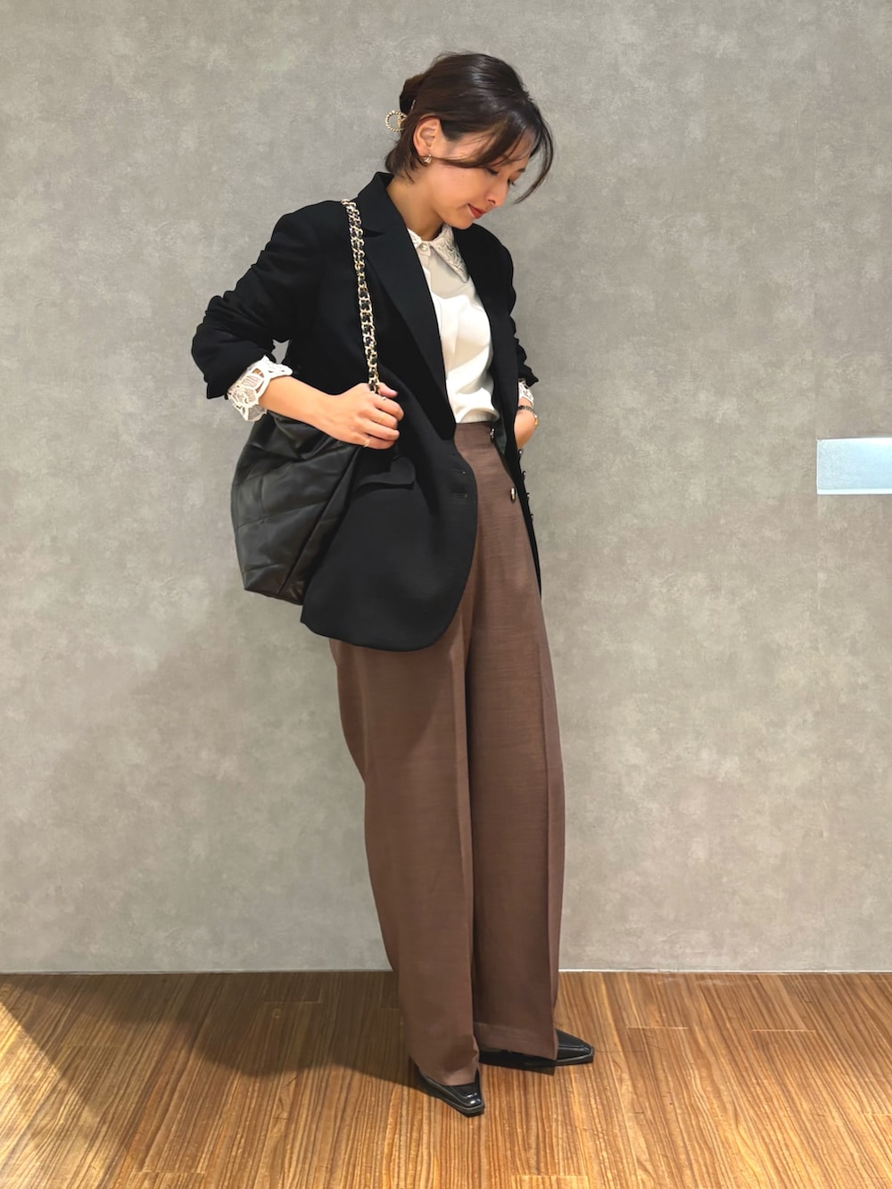 ブラウン系のその他パンツ、ホワイト系のシャツ/ブラウス、ブラック系のテーラードジャケットを着用したレディースの秋コーディネートの2枚目の写真