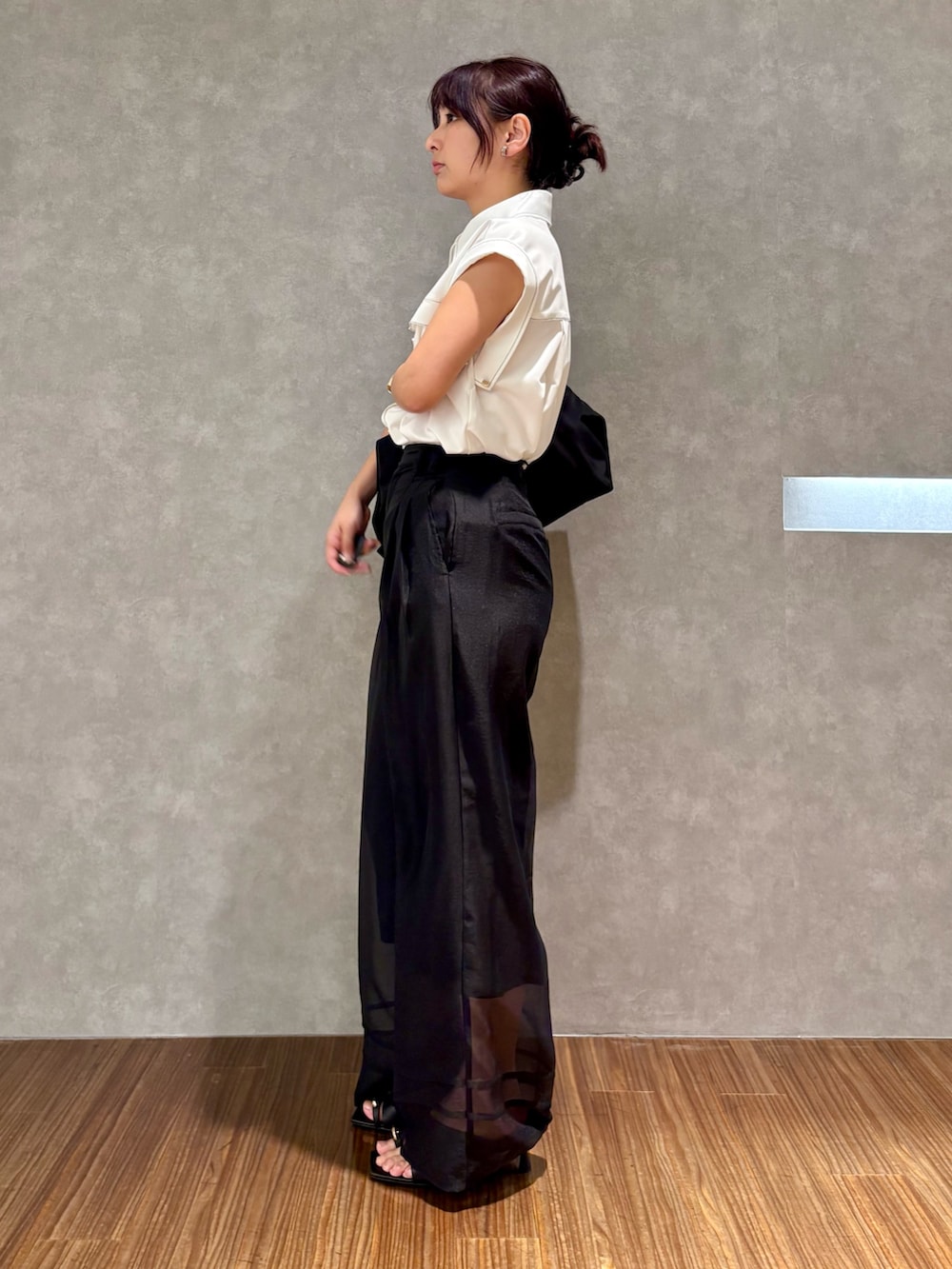 ホワイト系のシャツ/ブラウス、グレー系のカーディガン/ボレロ、ブラック系のその他パンツを着用したレディースの春コーディネートの3枚目の写真