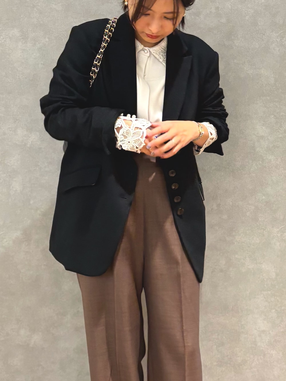 ブラウン系のその他パンツ、ホワイト系のシャツ/ブラウス、ブラック系のテーラードジャケットを着用したレディースの秋コーディネートの5枚目の写真