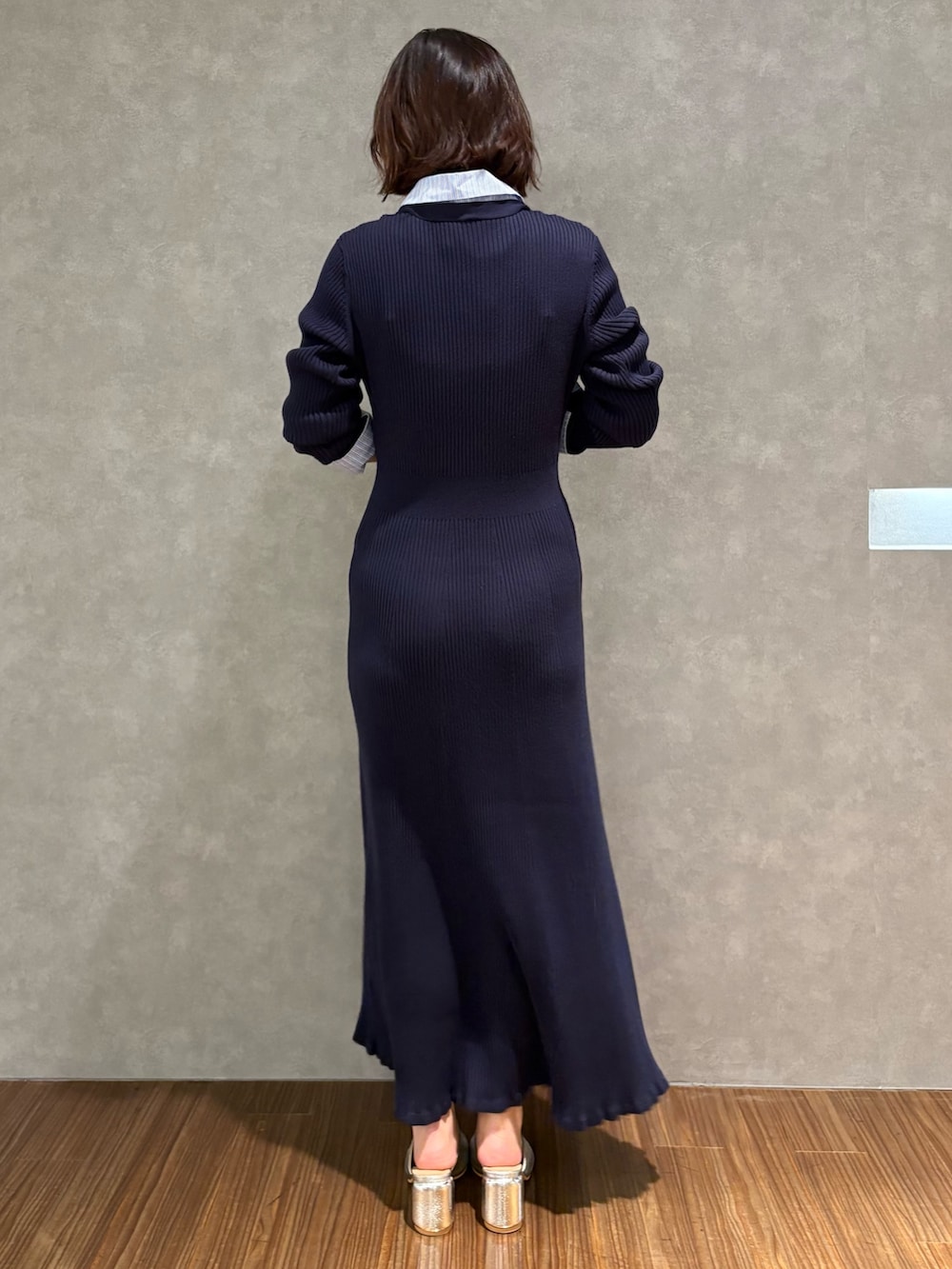 ブルー系のワンピースを着用したレディースの秋コーディネートの3枚目の写真