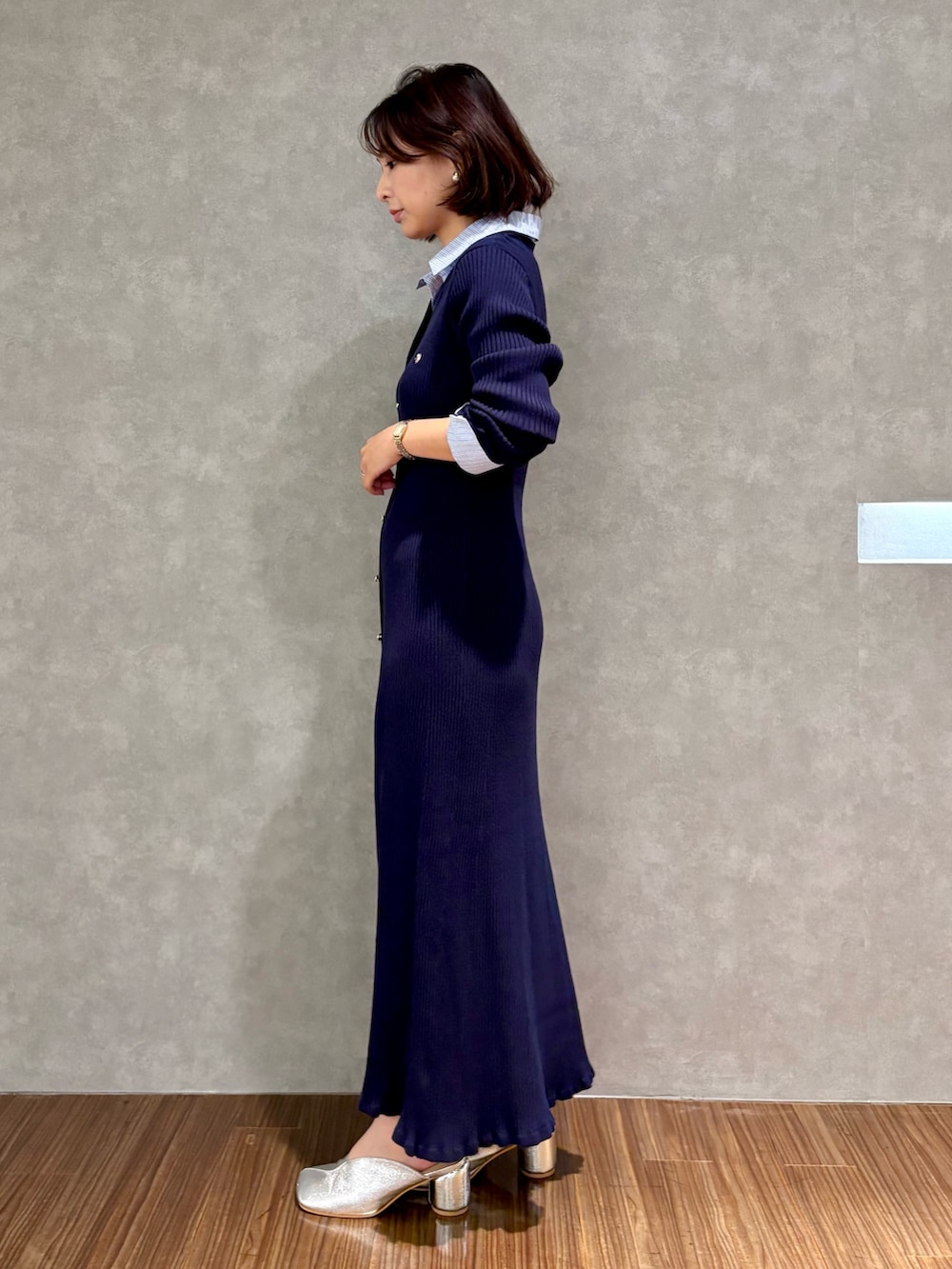 ブルー系のワンピースを着用したレディースの秋コーディネートの2枚目の写真