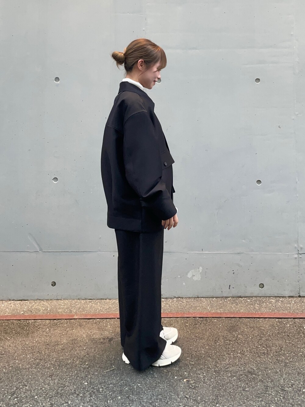 ホワイト系のニット/セーター、ブラック系のその他アウター、ブラック系のその他パンツを着用したレディースの秋コーディネートの4枚目の写真