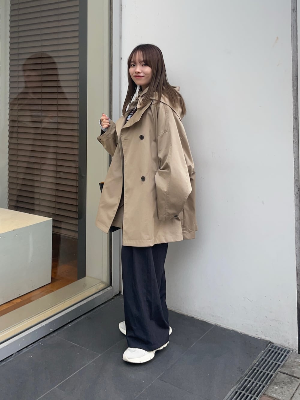 その他のニット/セーター、ベージュ系のトレンチコート、グレー系のその他パンツを着用したレディースの冬コーディネートの4枚目の写真