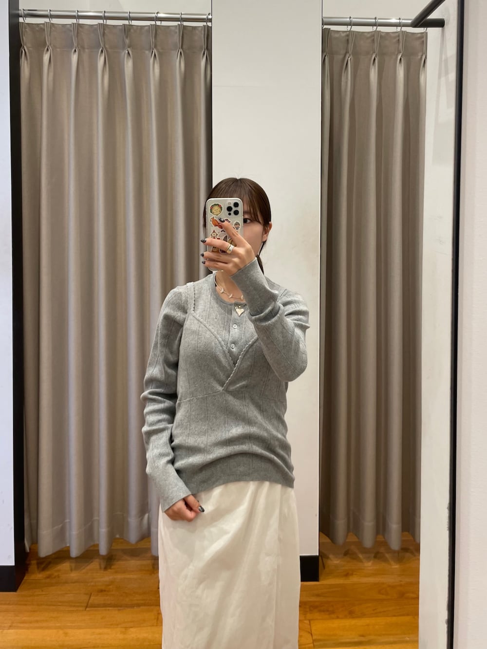 グレー系のニット/セーター、グレー系のニット/セーター、ベージュ系のスカートを着用したレディースの冬コーディネートの3枚目の写真