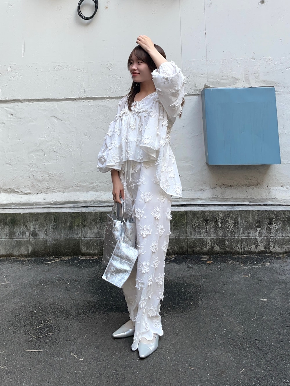 ホワイト系のカーディガン/ボレロ、ホワイト系のその他パンツ、シルバー系のトートバッグを着用したレディースの春コーディネートの5枚目の写真