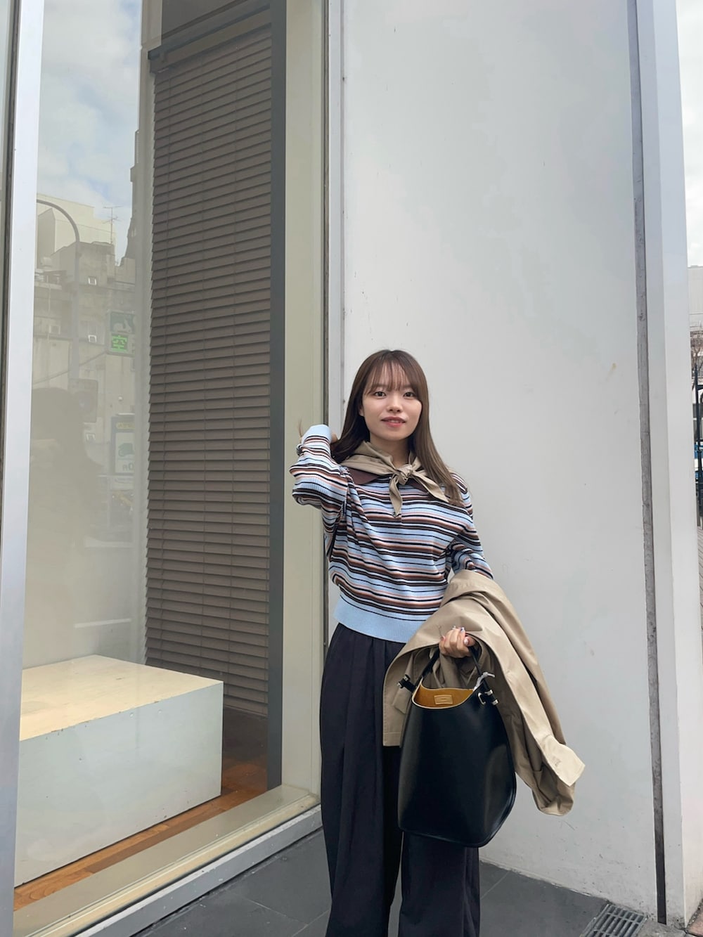 その他のニット/セーター、ベージュ系のトレンチコート、グレー系のその他パンツを着用したレディースの冬コーディネートの8枚目の写真