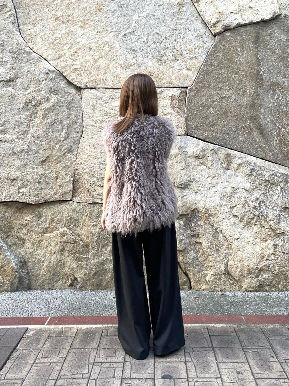 ブラック系のその他パンツ、ブラック系のサンダル、ブラック系のタンクトップを着用したレディースの夏コーディネートの3枚目の写真