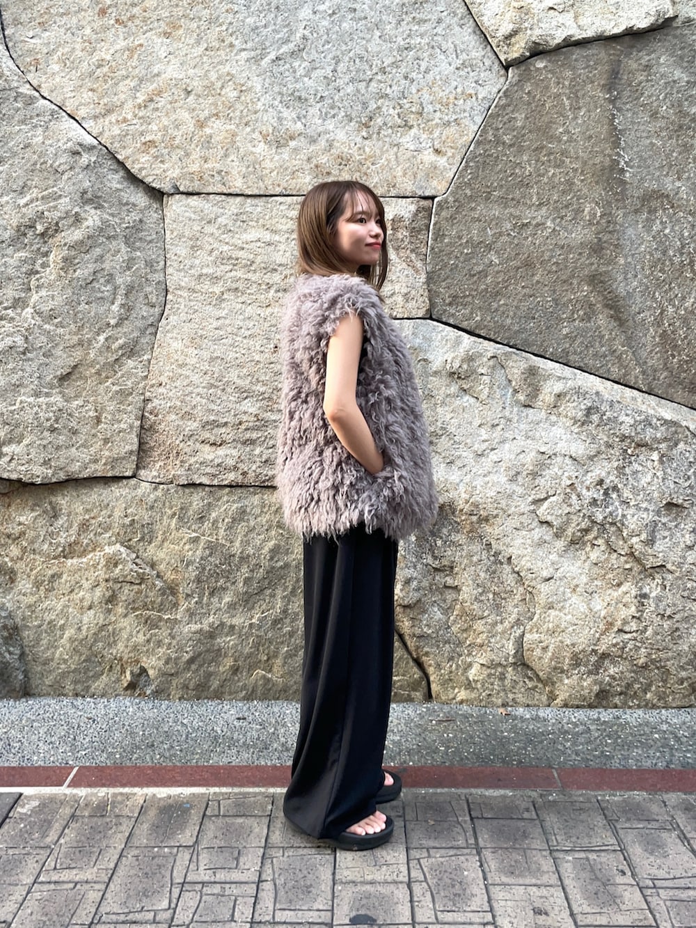 ブラック系のその他パンツ、ブラック系のサンダル、ブラック系のタンクトップを着用したレディースの夏コーディネートの5枚目の写真