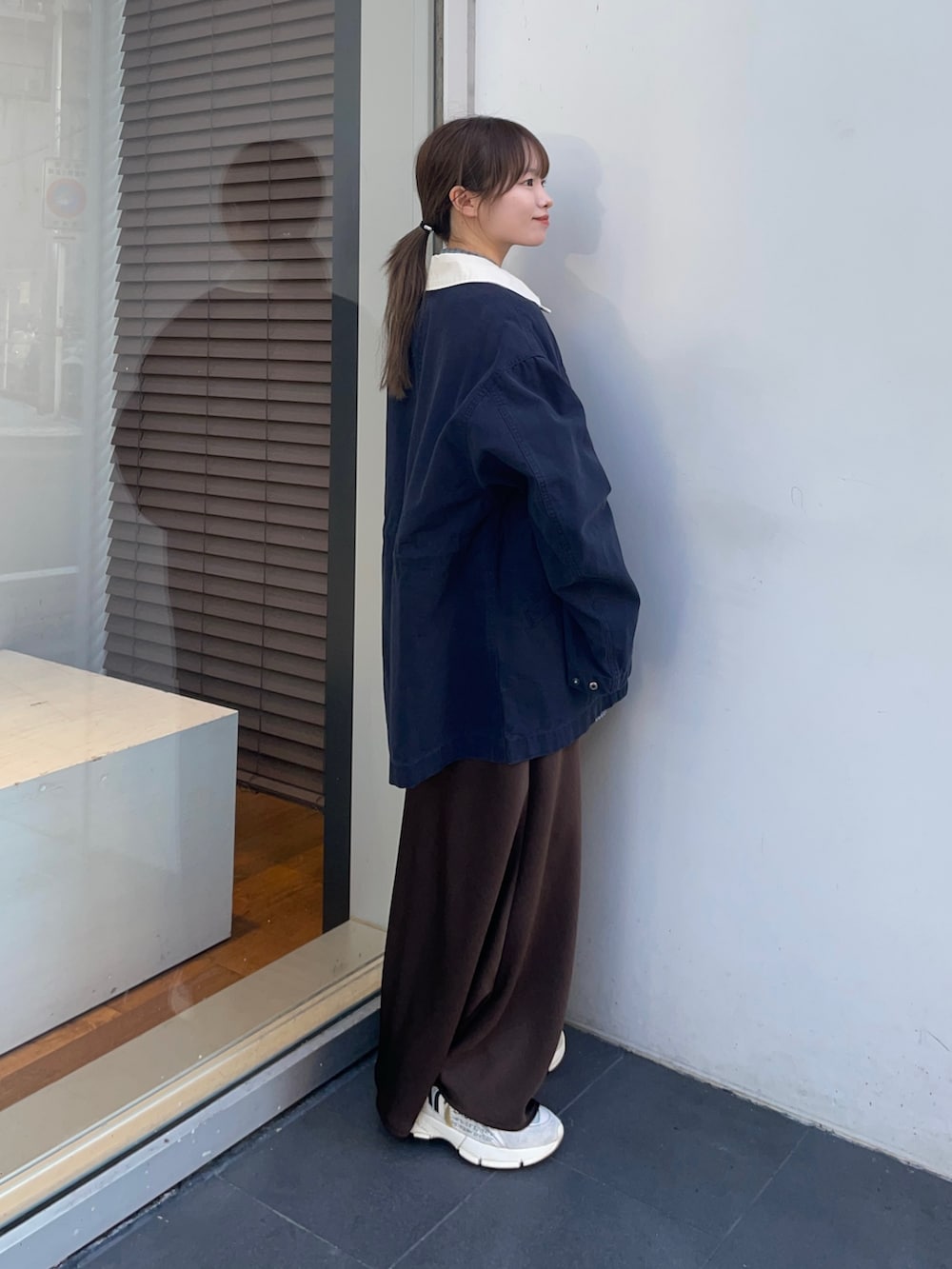 ブラウン系のスカート、ブルー系のシャツ/ブラウス、ブルー系のカバーオールを着用したレディースの春コーディネートの2枚目の写真