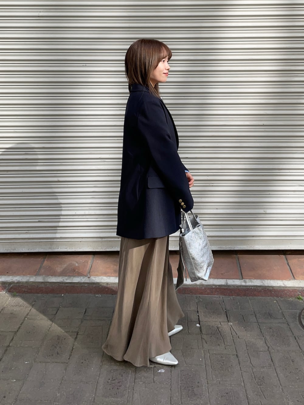 ブルー系のその他アウター、ブルー系のカーディガン/ボレロ、シルバー系のトートバッグを着用したレディースの春コーディネートの5枚目の写真