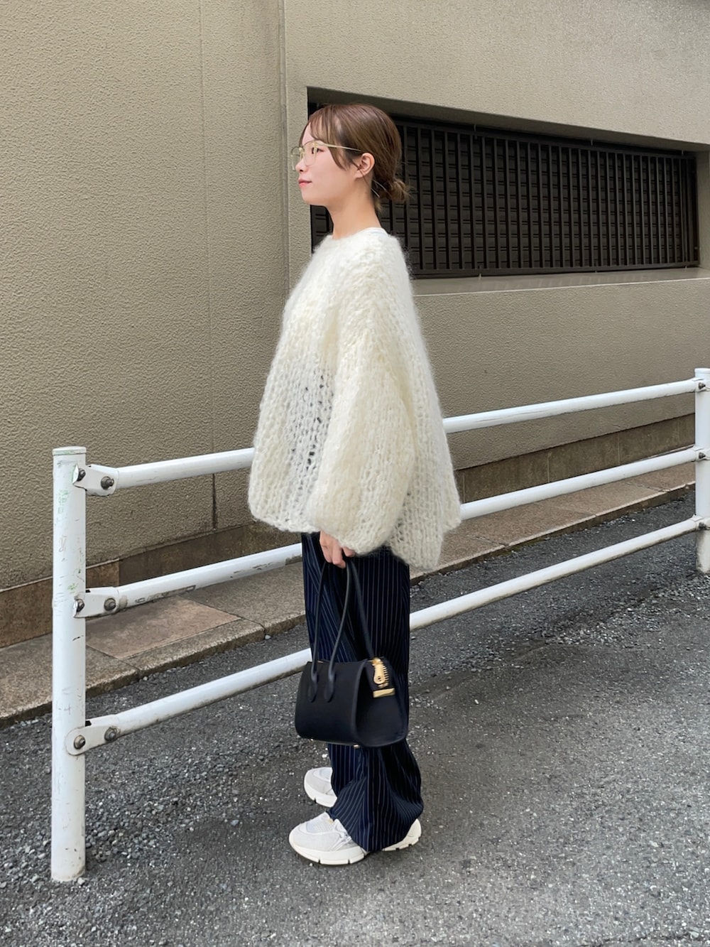 その他のその他パンツ、ブラック系のショルダーバッグ、ホワイト系のニット/セーターを着用したレディースの秋コーディネートの4枚目の写真