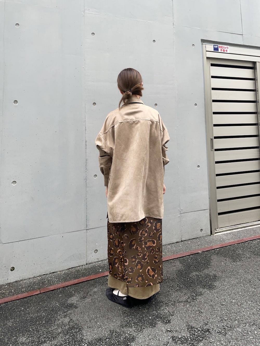 ベージュ系のシャツ/ブラウス、グリーン系のスカート、ブラック系のポーチを着用したレディースの夏コーディネートの4枚目の写真