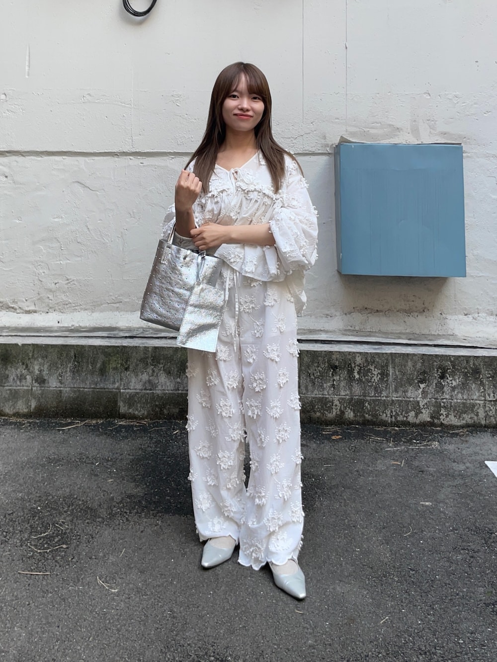 ホワイト系のカーディガン/ボレロ、ホワイト系のその他パンツ、シルバー系のトートバッグを着用したレディースの春コーディネートの2枚目の写真