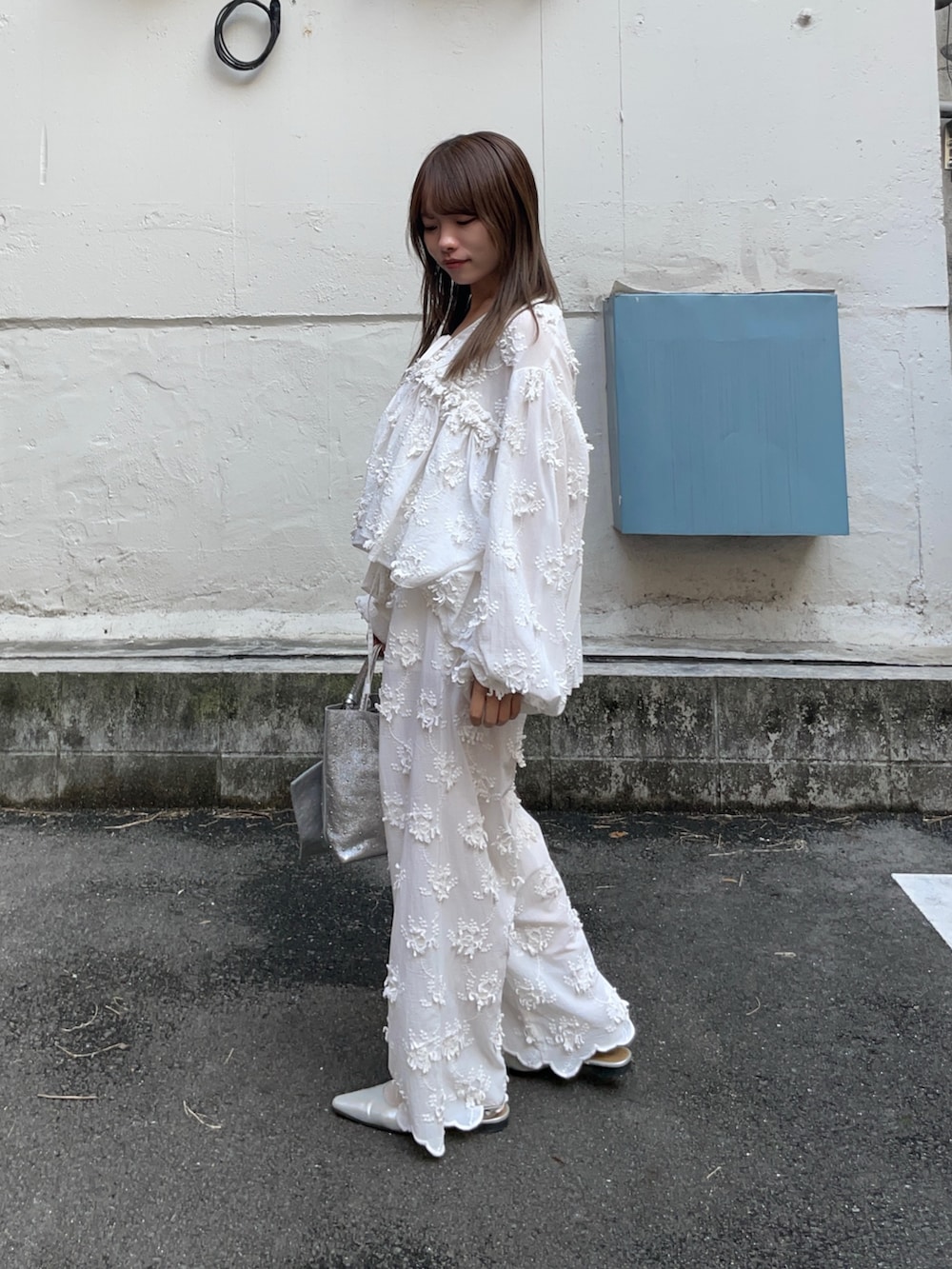 ホワイト系のカーディガン/ボレロ、ホワイト系のその他パンツ、シルバー系のトートバッグを着用したレディースの春コーディネートの3枚目の写真
