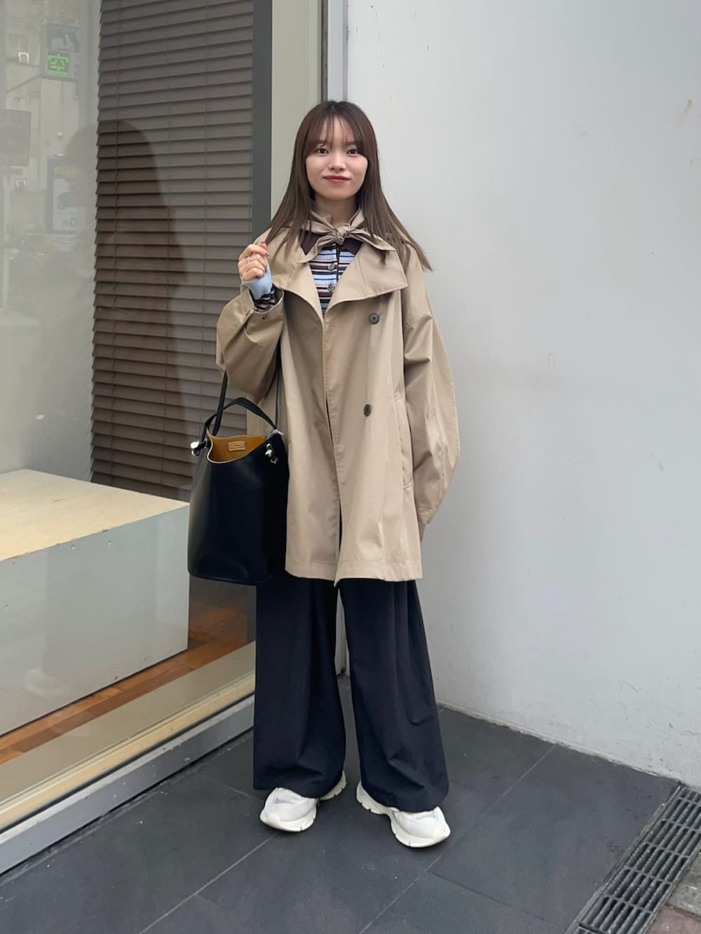 その他のニット/セーター、ベージュ系のトレンチコート、グレー系のその他パンツを着用したレディースの冬コーディネートの7枚目の写真