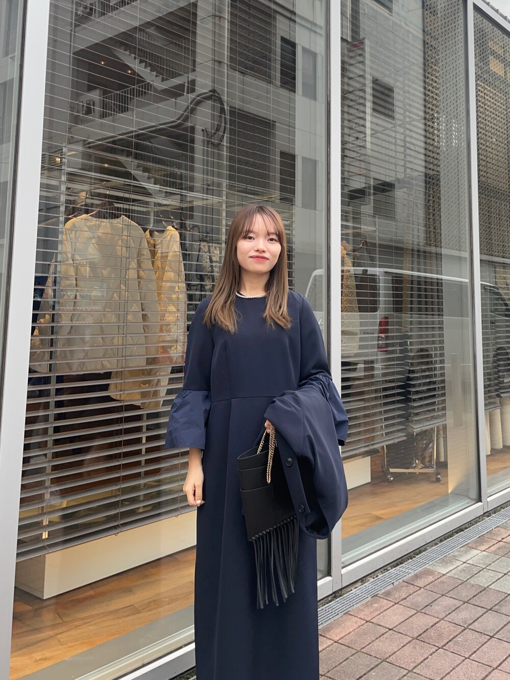 ブルー系のノーカラージャケット、ブルー系のワンピース、シルバー系のパンプスを着用したレディースの冬コーディネートの9枚目の写真